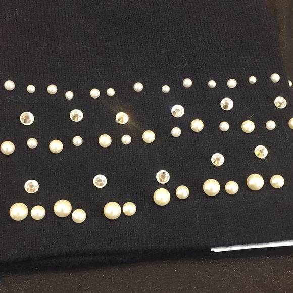 Pompom hats - Picture 3 of 8